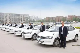 学车报名费又涨价将近一千元，学员们如食“鸡肋”图片