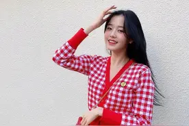 张元英穿红白格纹开衫，甜美元气，2004年的长腿妹妹怎么穿都好看图片