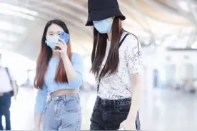 Baby现身机场，却意外撞衫赵丽颖，两人连包包都一样图片