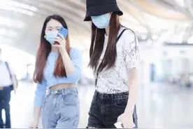 Baby现身机场，却意外撞衫赵丽颖，两人连包包都一样图片