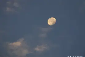 湖北宜昌：月亮与太阳扮美清晨时光图片