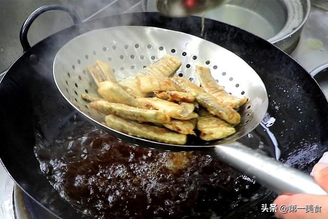 不管炸啥鱼，都不能直接下锅炸！教你正确做法，焦香不腥不破皮
