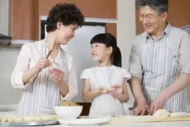 退休奶奶一天带娃全过程走红，揭秘国内家庭“新暗伤”，心疼老人图片