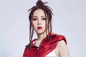 有一种秀身材叫邓紫棋，紧致马甲线掩盖双腿的不足，秀出均匀身材图片