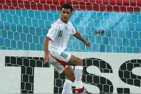 羞辱国足14年后，又一伊朗人做类似动作！不踢空门+把球停门线上图片