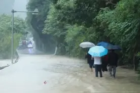 强降雨致“水漫道路”！国道G242重庆巫溪段交通中断图片