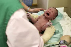 新生儿第一口应该喝什么？是水还是母乳？宝妈不要弄错了图片