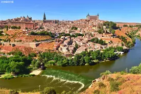 西班牙千年古都，汇聚多宗教民族文化瑰宝，城池像一座巍峨堡垒图片
