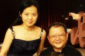 王刚：3段婚姻，58岁娶小20岁女粉丝，60岁老来得子，与外孙同岁图片