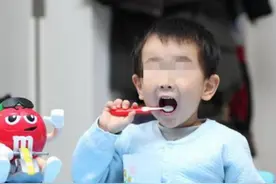 3岁儿子天天刷牙，半年后却满口“小黑牙”，医生：不是糖的事图片