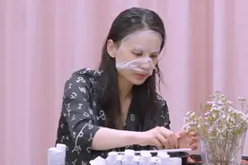 不愧是“阔太太”！黄圣依住宿舍自带被套，睡前还要用矿泉水擦腿图片