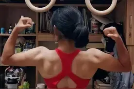 不去健身房一样有好身材，宁波女大学生宿舍里练出8块腹肌图片