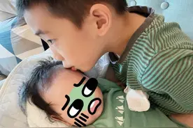 应采儿晒两个儿子温馨同框，Jasper抱着弟弟大方亲吻好有爱图片