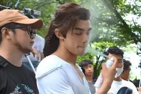 吴磊用防晒喷雾上热搜，化妆水和防晒要“哗啦啦”地涂图片