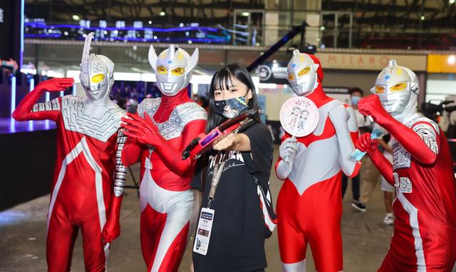 ChinaJoy王羽杉红衣亮相，异域风情唯美演绎，现场还有奥特曼