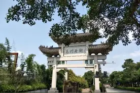 广西南宁最冷清的一条老街，全长1.8公里，300多家店几乎都关门图片