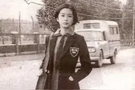 台湾45年前一张学生制服照火了，原来是传奇的“东方不败”图片