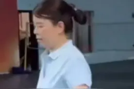 许妈穿蓝色短袖打球，来郭威家团聚，有人说是不是因为这两个消息图片