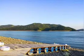 【吉林松花湖风景区】：百里湖区碧波荡漾，白帆点点宽处烟波浩淼图片