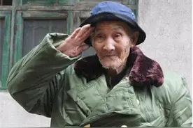 拒绝他人帮助，80岁怪老头拾荒自力更生，去世前身份查明众人致敬图片