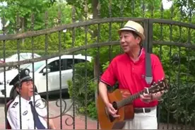 冯巩豪宅曝光，庭院内停放着几辆豪车，内部装修简约却不失奢华图片