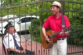冯巩豪宅曝光，庭院内停放着几辆豪车，内部装修简约却不失奢华图片