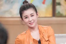 李小萌当妈后更有女人味，穿橙色皮衣配阔腿裤，高级又显气质图片