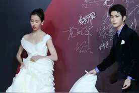 陈都灵走红毯穿成"新娘子"，陈学冬全程提裙子，这待遇真罕见图片