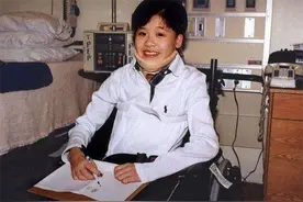 17岁比赛摔成高位截瘫，17年后被美国赔偿1000万，桑兰经历了什么图片