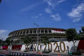 为打造干净的城市，一群东京人在奥运场馆外捡垃圾图片