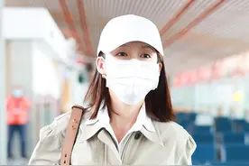 李沁身穿工装风连体衣，头戴小白帽秀出一双美腿，气质超温柔图片