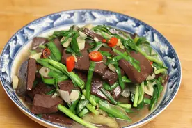烧猪血时，别再直接下锅炒了，多加这一步，猪血又嫩又滑无腥味图片