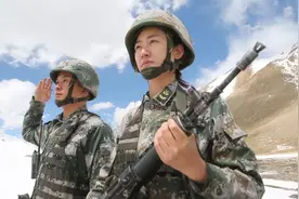 上尉连长娶了上士班长！在单位还好说，回家后要给老婆敬礼吗？图片