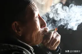 山西农村8旬大爷10岁学会抽烟，如今烟龄70年，看活成啥样子图片