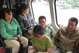 陇南文县山体滑坡群众被困 直升机第一时间开展救援图片