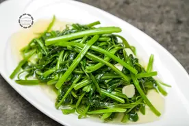 不论炒什么青菜，牢记这3招，青菜碧绿又油亮，脆嫩又清爽图片