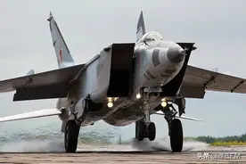 能和空空导弹赛跑，让B52机群瑟瑟发抖，一代传奇战机米格25图片