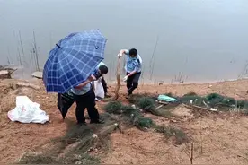 半个月内第三条！又有大蟒蛇在南安一水库被渔网缠住图片