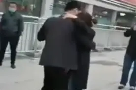 母亲欲割肝救28岁儿子发现非亲生，见到一米八亲儿子后被喊“妈妈”，哭成泪人图片