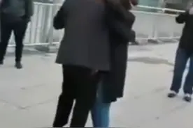 母亲欲割肝救28岁儿子发现非亲生，见到一米八亲儿子后被喊“妈妈”，哭成泪人图片