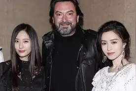 郑秀晶罕见同框文咏珊，一黑一白穿搭PK，南韩冰山美人败了图片