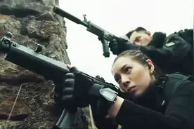 四人小队配合攻楼，三男带一女吃鸡没问题视频封面
