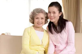 55岁婆婆单身，每次来家小住我都胆战心惊，又不好意思说她咋办？图片