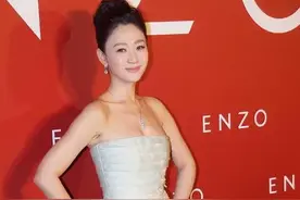 李小冉机场不顾形象，踩拖鞋穿睡衣太显肚子，被老公牵手像小公主图片
