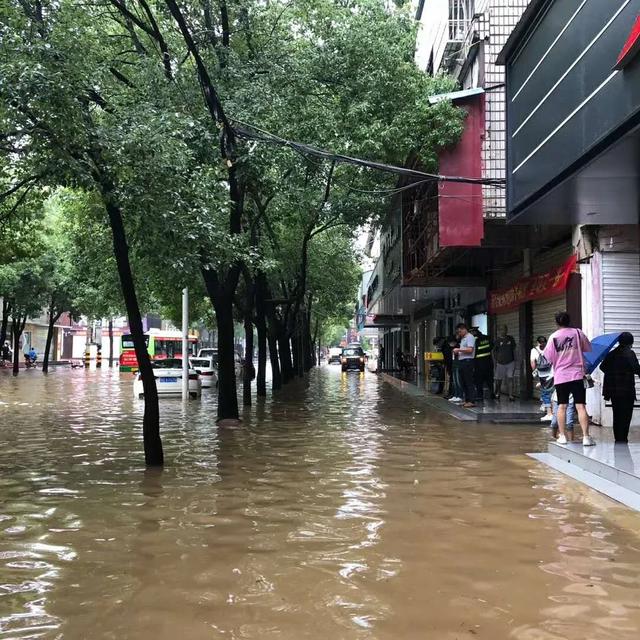 暴雨袭城！今天，石首人的出门现场曝光
