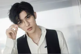 蔡徐坤身穿小香风西服，帅气十足图片