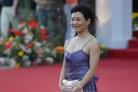 59岁陈冲真拼！不顾手臂拜拜肉穿紫色吊带，大秀玲珑丰满身材图片