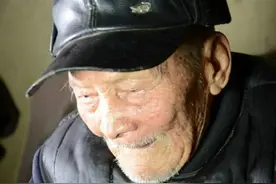 对印老兵被儿媳赶出家门，政府查明英雄的身份，送来30万现金图片