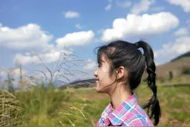 农村女孩进厂后遭领导电梯内“猥亵”，网友：别再说自己单身了图片