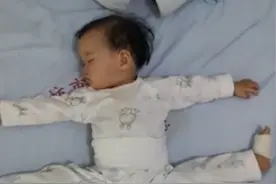 1岁萌娃睡觉姿势走红，掀开被子就是“一字马”，动作难度打满分图片